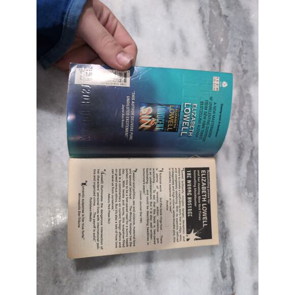 Elizabeth Lowell Paperback Novel Bundle: The Wrong Hostage & Beautiful Sacrifice - Picture 7 of 9
